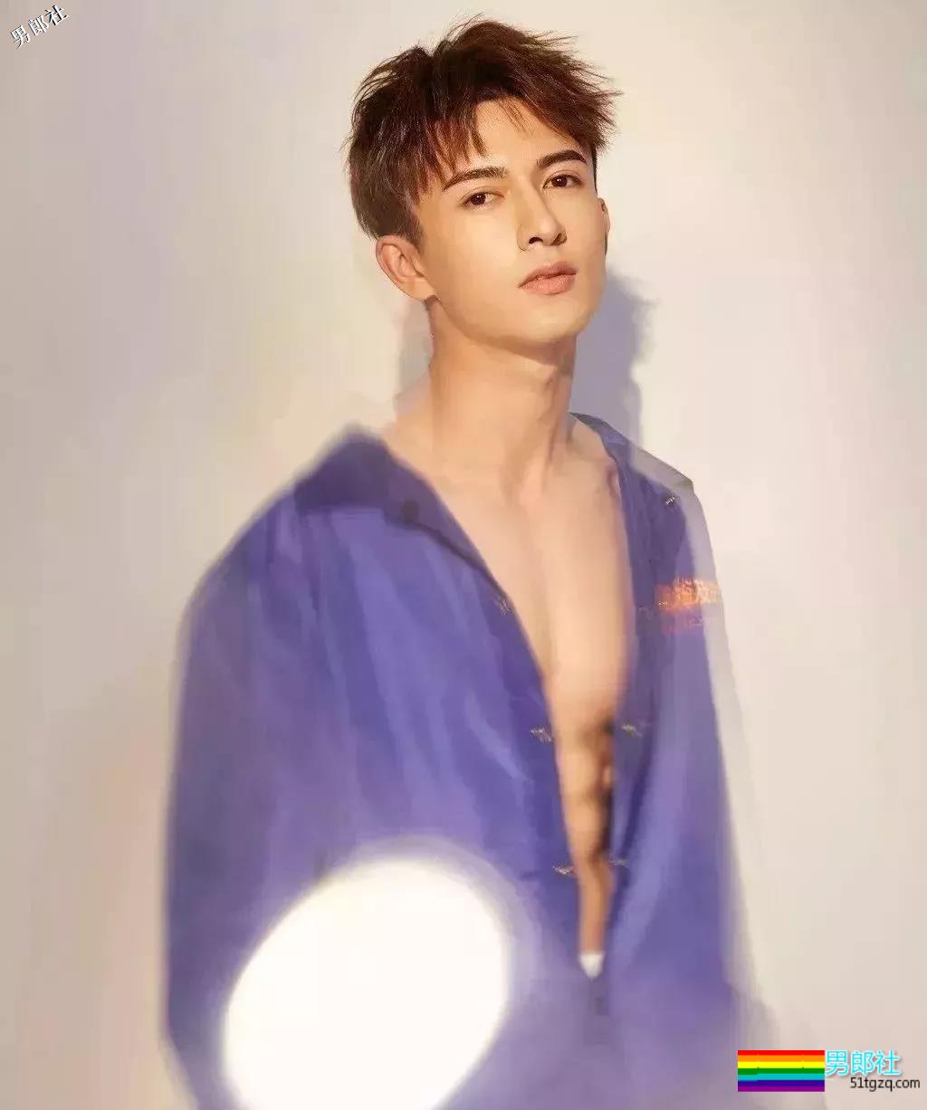 童颜巨MAN的小狼狗，水中嬉戏凭实力展现妖娆身姿！ - 51虹马