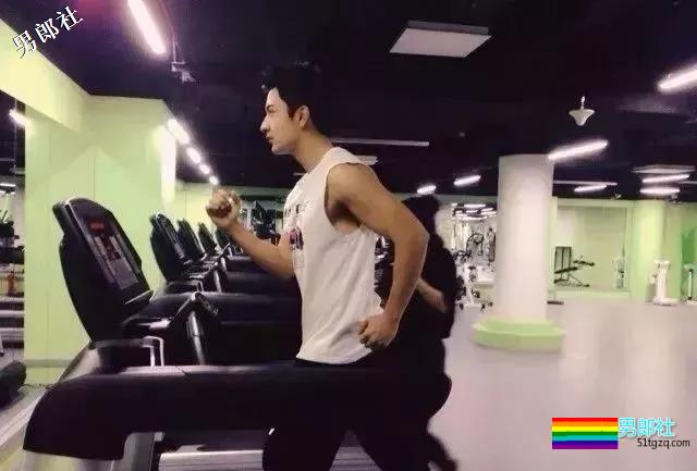 童颜巨MAN的小狼狗，水中嬉戏凭实力展现妖娆身姿！ - 51虹马