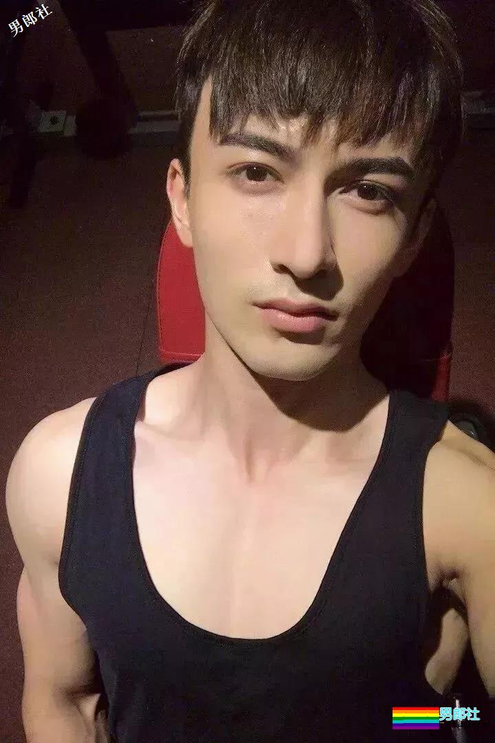 童颜巨MAN的小狼狗，水中嬉戏凭实力展现妖娆身姿！ - 51虹马