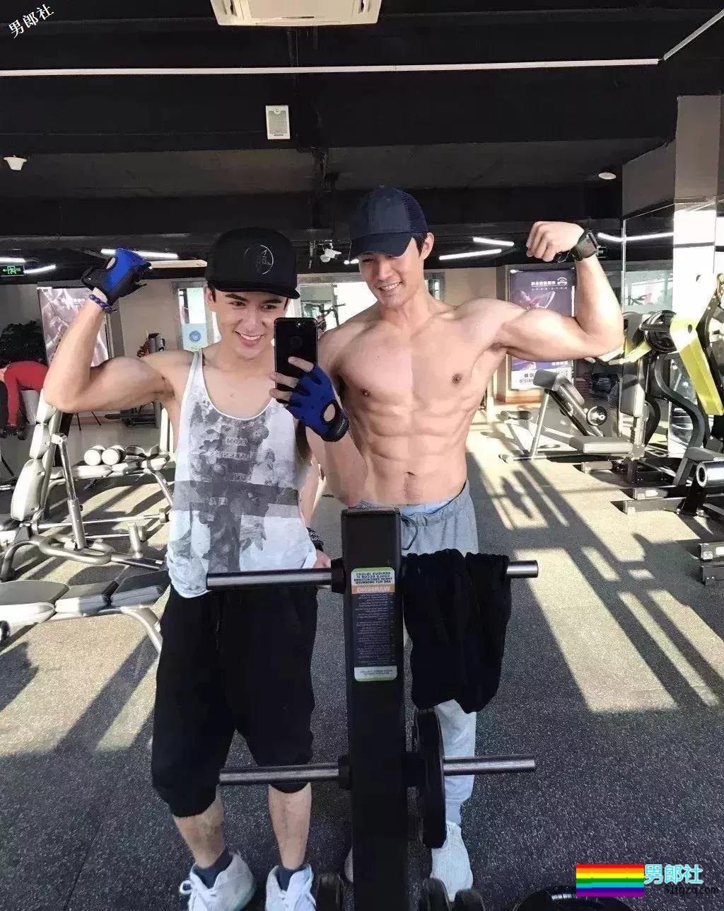 童颜巨MAN的小狼狗，水中嬉戏凭实力展现妖娆身姿！ - 51虹马