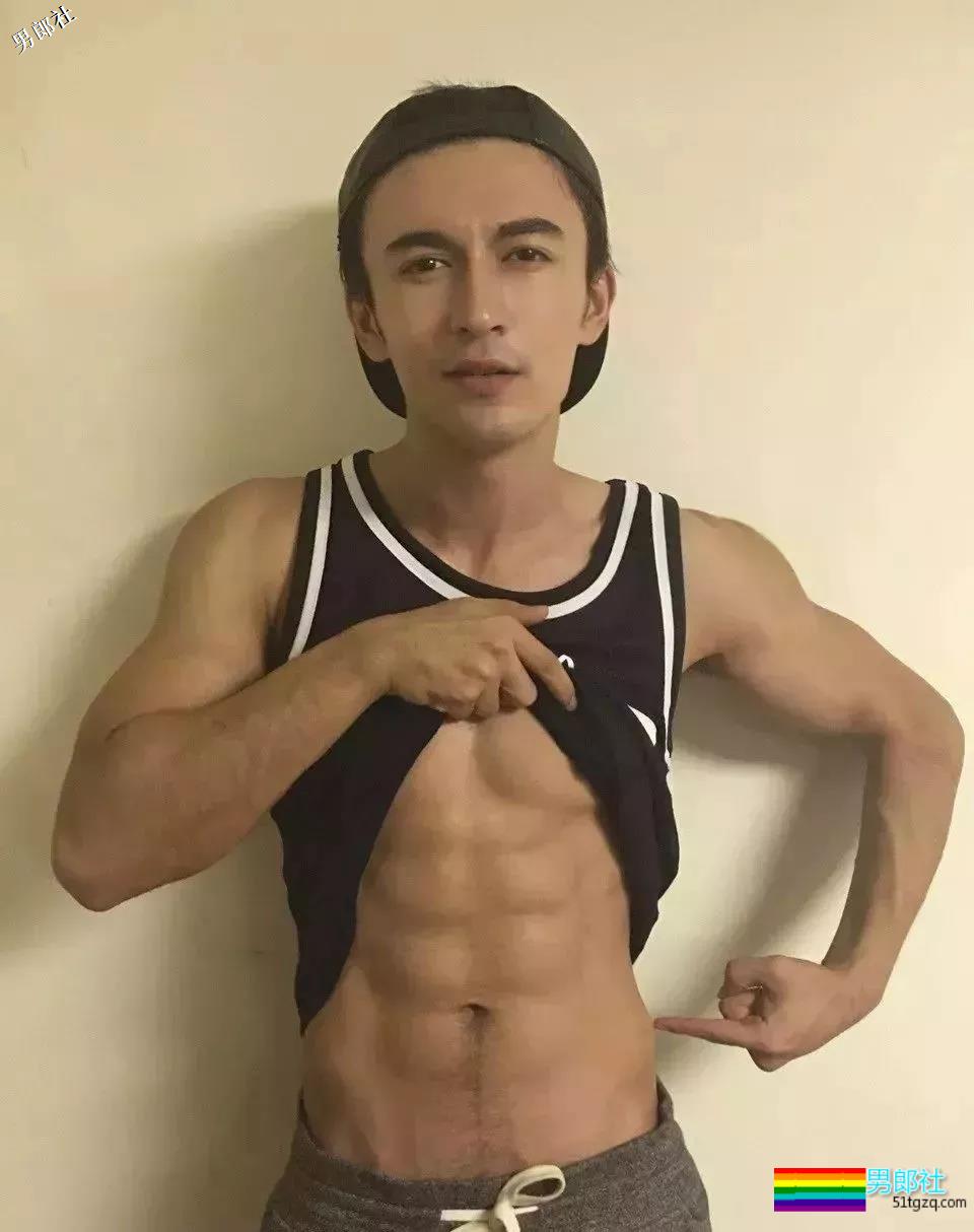 童颜巨MAN的小狼狗，水中嬉戏凭实力展现妖娆身姿！ - 51虹马