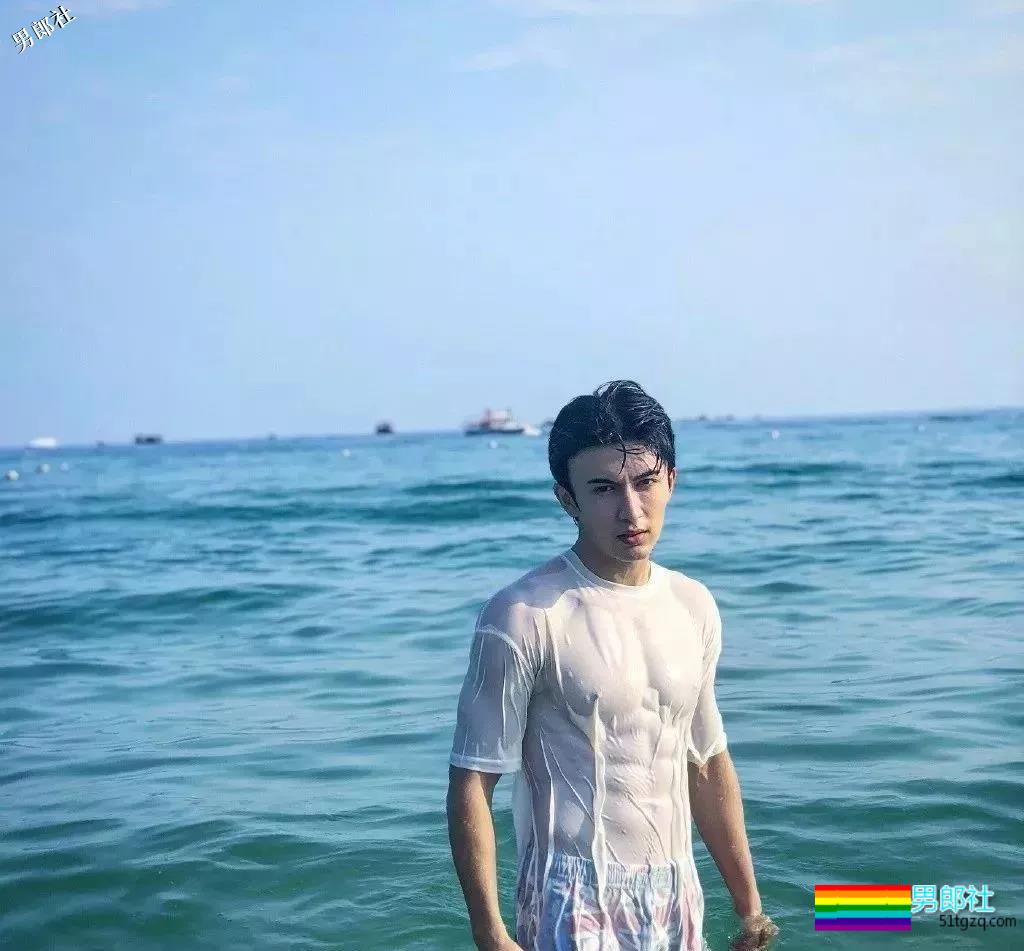 童颜巨MAN的小狼狗，水中嬉戏凭实力展现妖娆身姿！ - 51虹马