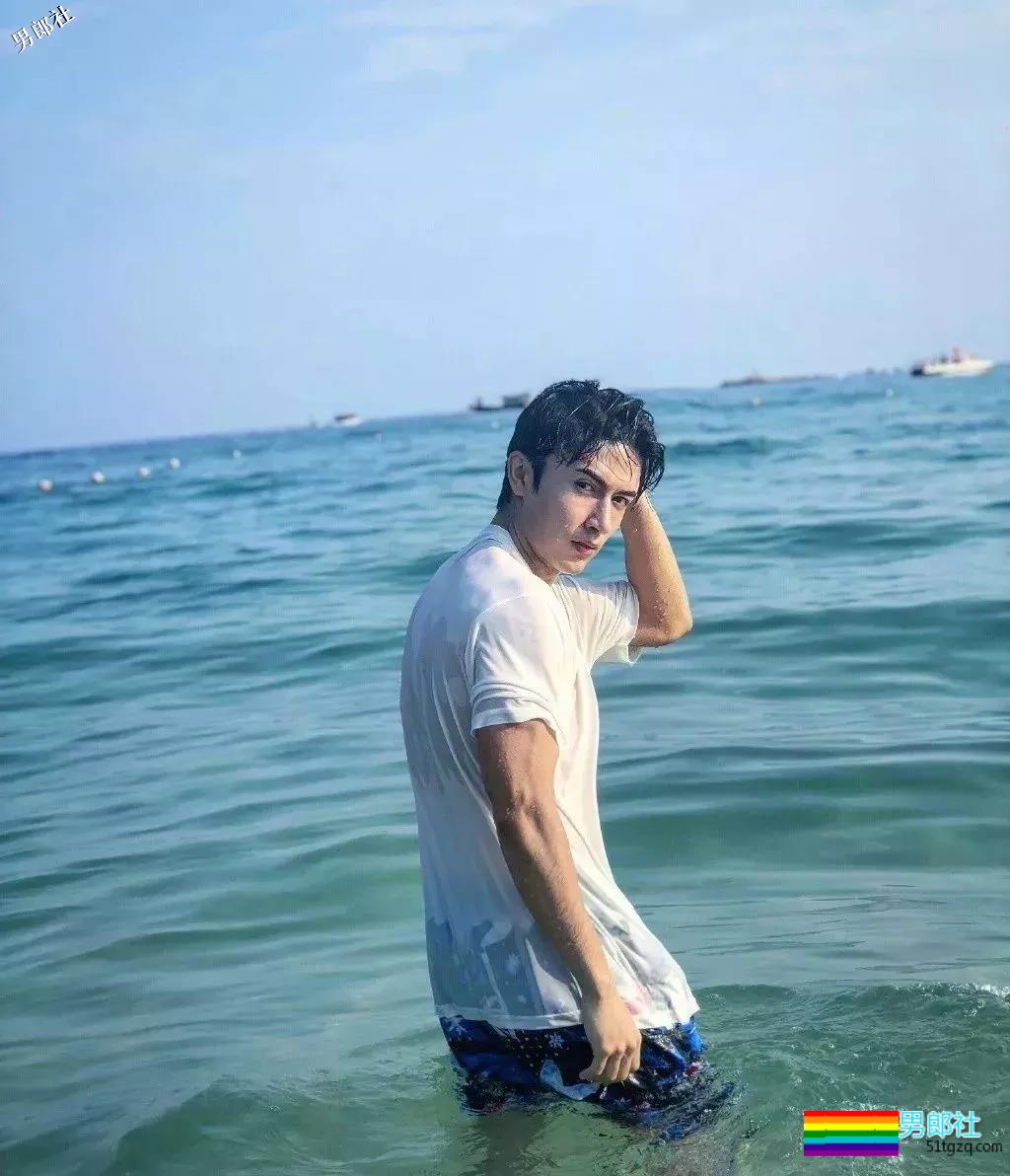 童颜巨MAN的小狼狗，水中嬉戏凭实力展现妖娆身姿！ - 51虹马