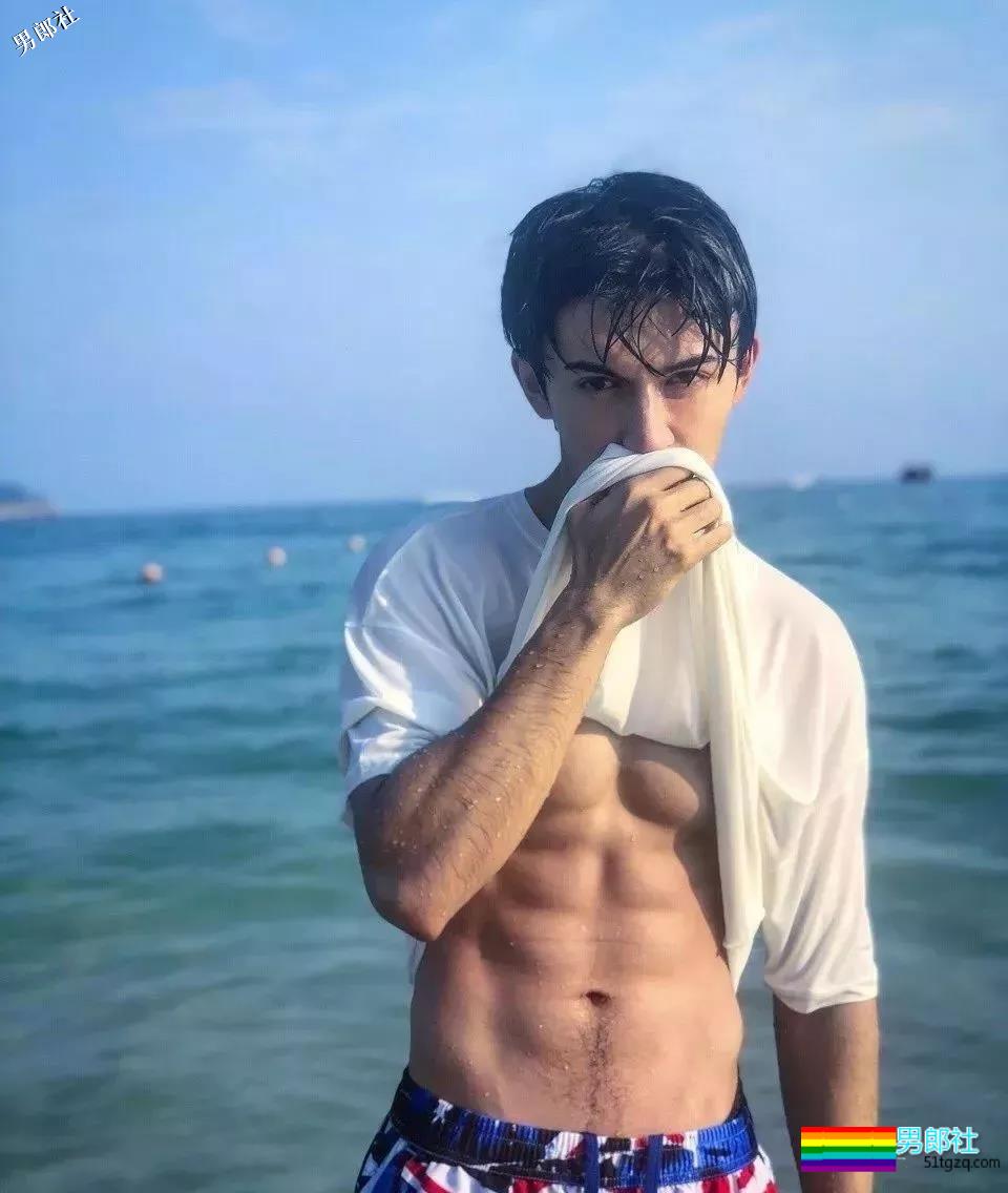 童颜巨MAN的小狼狗，水中嬉戏凭实力展现妖娆身姿！ - 51虹马