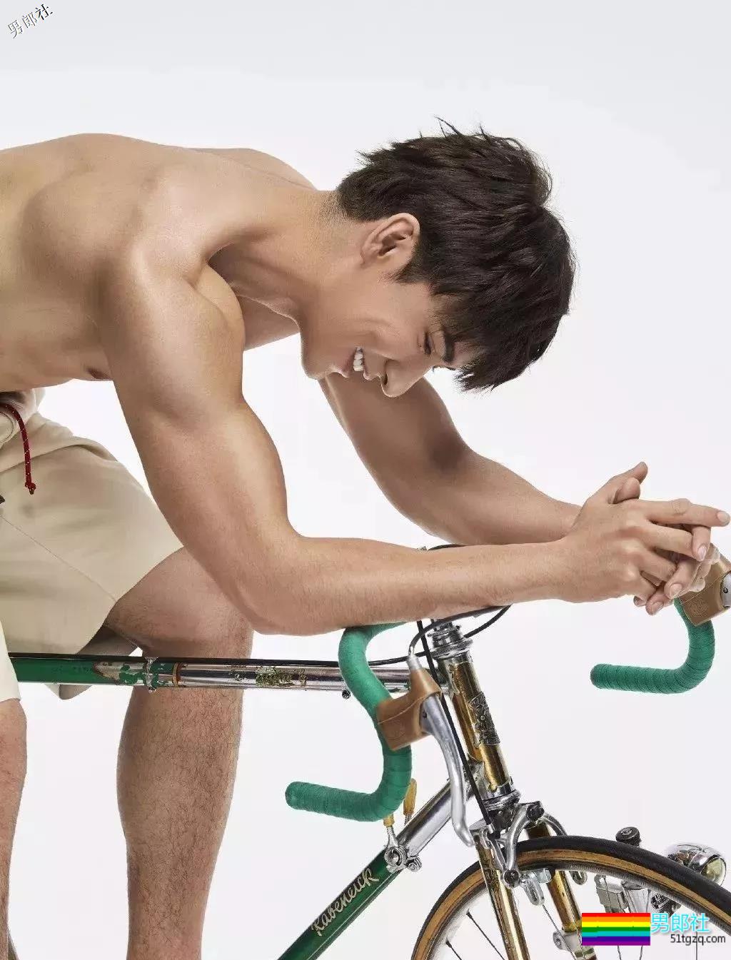 童颜巨MAN的小狼狗，水中嬉戏凭实力展现妖娆身姿！ - 51虹马