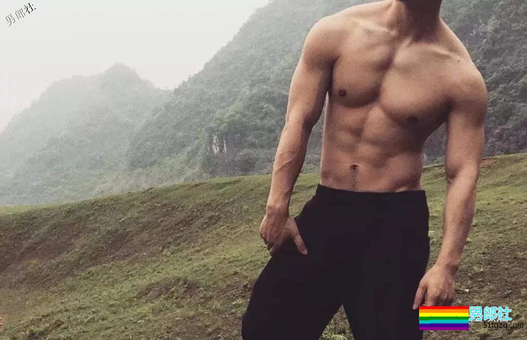 大胸肌体育生自带翘臀 - 51虹马