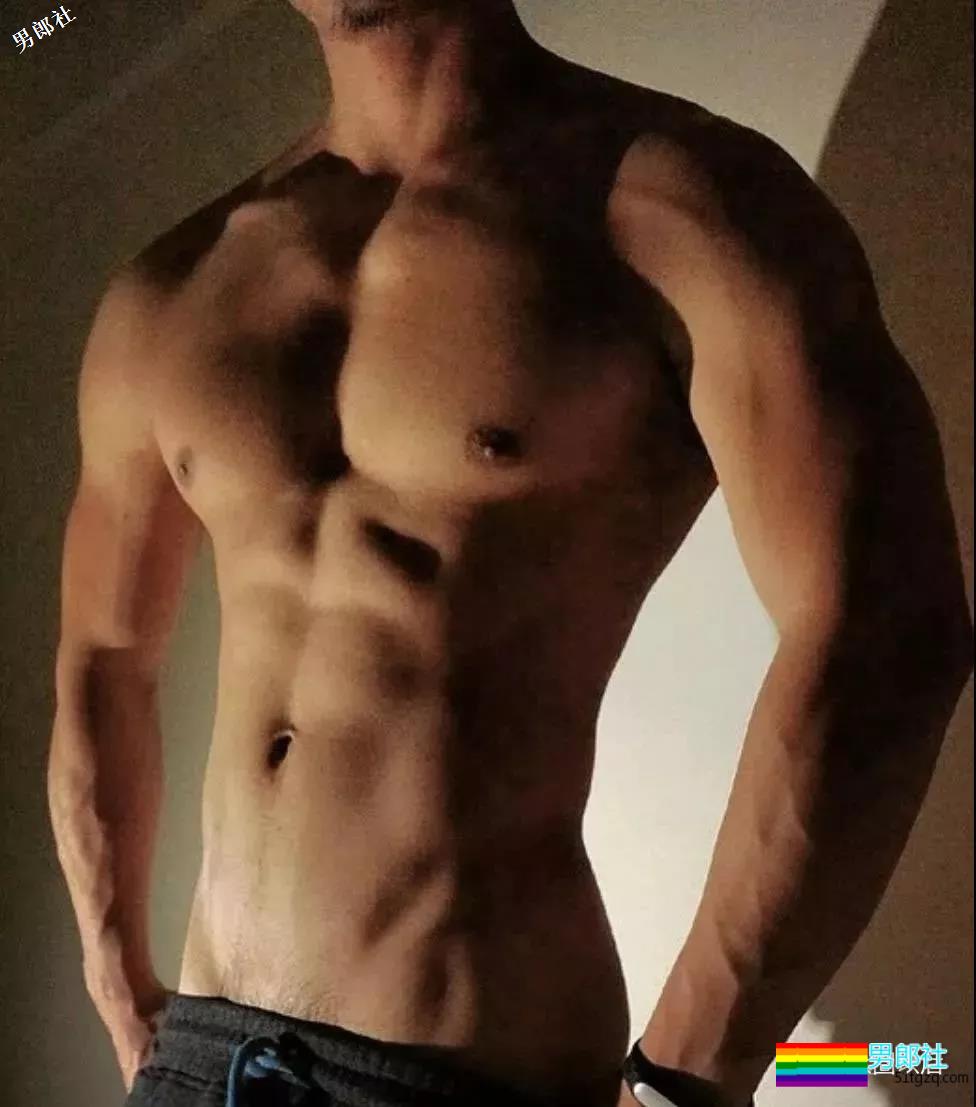 大胸肌体育生自带翘臀 - 51虹马