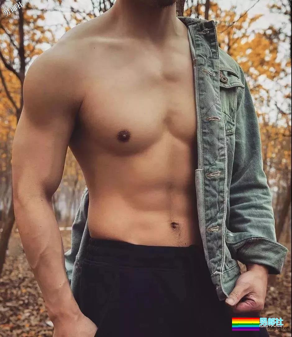 大胸肌体育生自带翘臀 - 51虹马