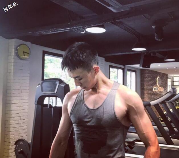 看点∣酷似"吴尊"的退役兵哥变网红硬汉，强大腱子肉身材帅你一脸！ - 51虹马