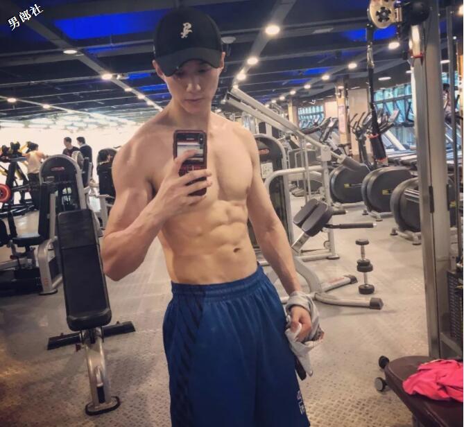 看点∣酷似"吴尊"的退役兵哥变网红硬汉，强大腱子肉身材帅你一脸！ - 51虹马