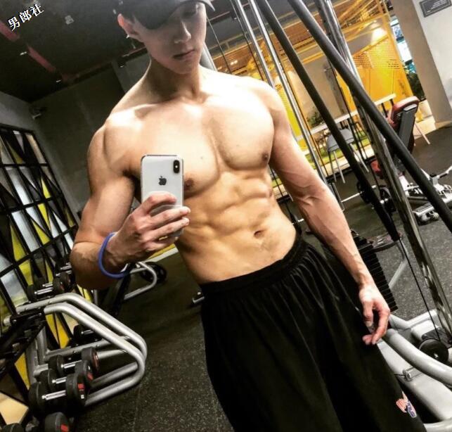 看点∣酷似"吴尊"的退役兵哥变网红硬汉，强大腱子肉身材帅你一脸！ - 51虹马