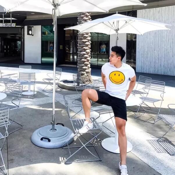 这枚前凸后翘的内裤boy开野车，INS上各种露肉骚操作！-51虹马