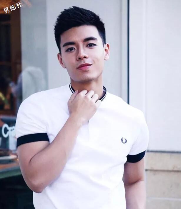 这枚前凸后翘的内裤boy开野车，INS上各种露肉骚操作！ - 51虹马