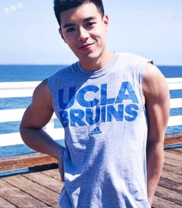 这枚前凸后翘的内裤boy开野车，INS上各种露肉骚操作！ - 51虹马