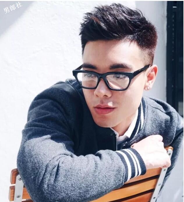 这枚前凸后翘的内裤boy开野车，INS上各种露肉骚操作！ - 51虹马