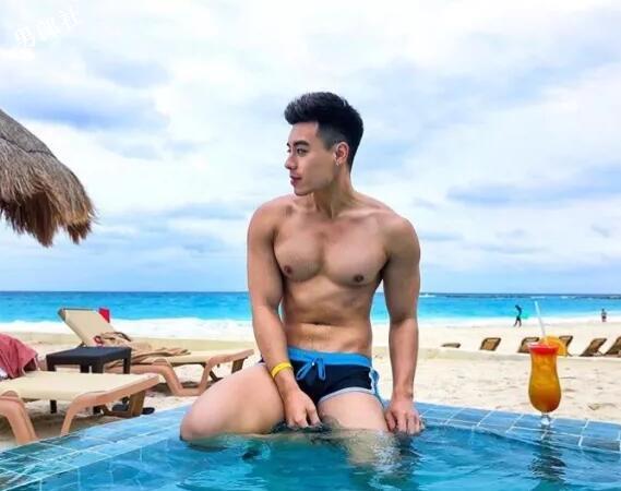 这枚前凸后翘的内裤boy开野车，INS上各种露肉骚操作！ - 51虹马