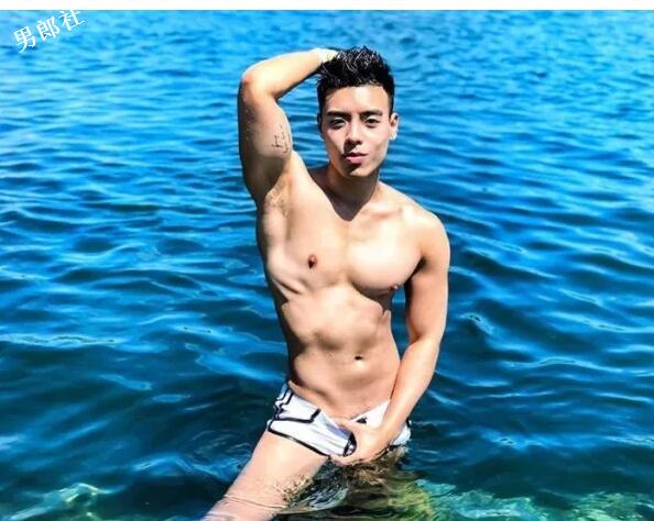 这枚前凸后翘的内裤boy开野车，INS上各种露肉骚操作！ - 51虹马