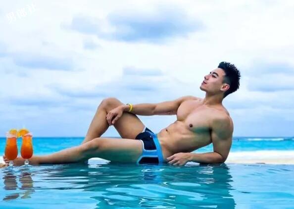 这枚前凸后翘的内裤boy开野车，INS上各种露肉骚操作！ - 51虹马