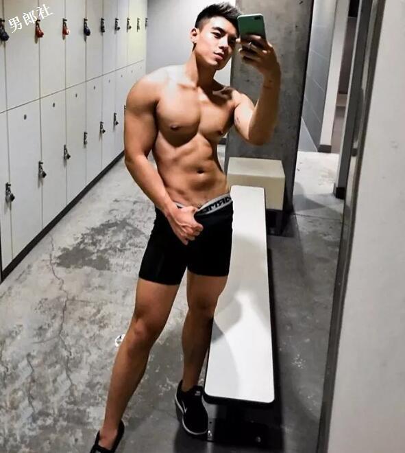 这枚前凸后翘的内裤boy开野车，INS上各种露肉骚操作！ - 51虹马