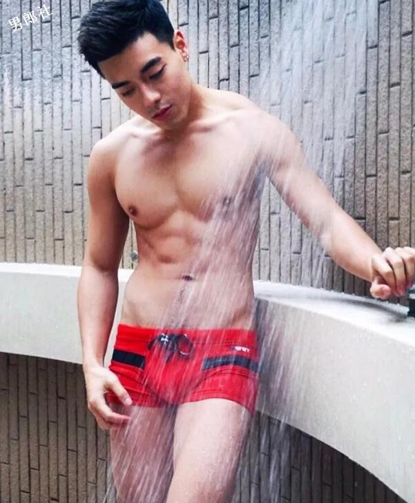 这枚前凸后翘的内裤boy开野车，INS上各种露肉骚操作！ - 51虹马