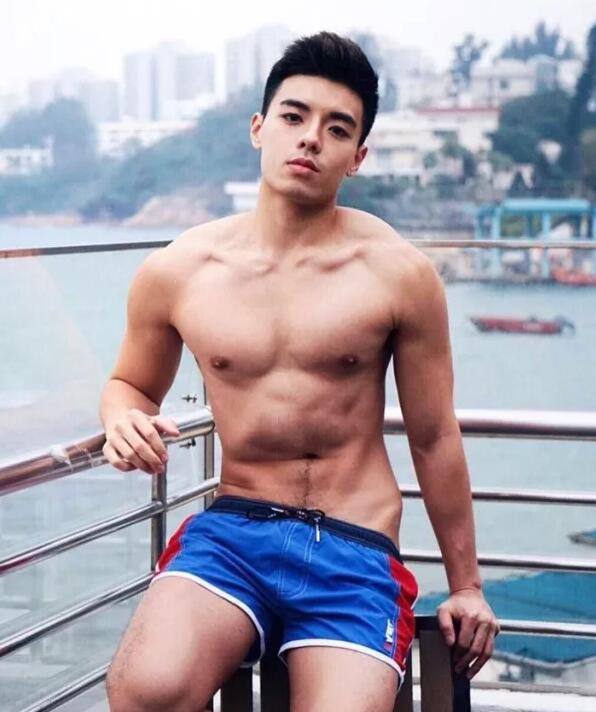 这枚前凸后翘的内裤boy开野车，INS上各种露肉骚操作！ - 51虹马