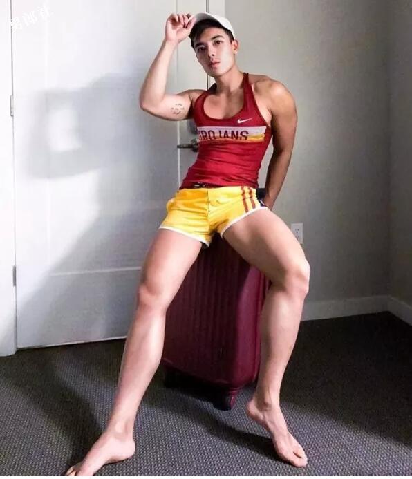 这枚前凸后翘的内裤boy开野车,INS上各种露肉骚操作! - 51虹马 这枚前凸后翘的内裤boy开野车,INS上各种露肉骚操作! - 51虹马