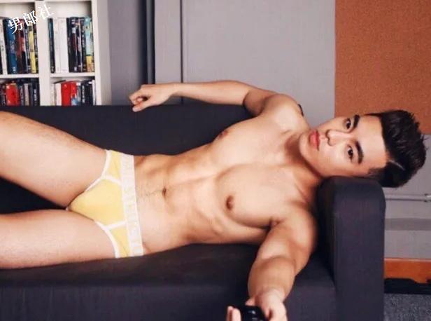 这枚前凸后翘的内裤boy开野车，INS上各种露肉骚操作！ - 51虹马