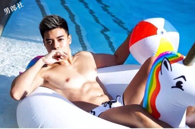 这枚前凸后翘的内裤boy开野车,INS上各种露肉骚操作! - 51虹马 这枚前凸后翘的内裤boy开野车,INS上各种露肉骚操作! - 51虹马