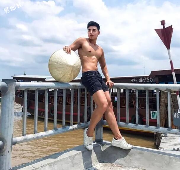 这枚前凸后翘的内裤boy开野车，INS上各种露肉骚操作！ - 51虹马