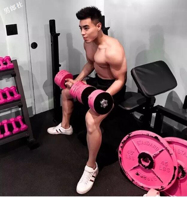 这枚前凸后翘的内裤boy开野车，INS上各种露肉骚操作！ - 51虹马