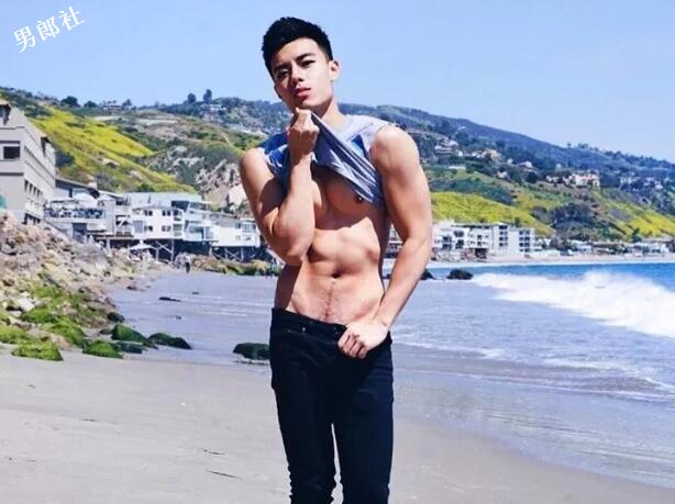 这枚前凸后翘的内裤boy开野车，INS上各种露肉骚操作！ - 51虹马