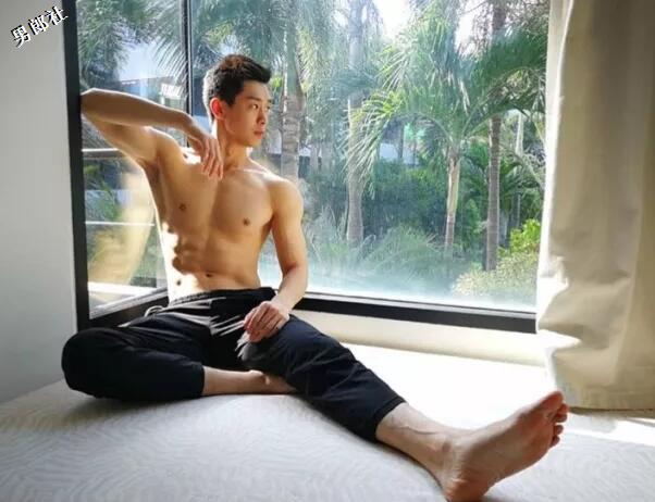 钟爱抖M面具诱惑的健身教练，泳裤出镜微博飙车好羞耻！ - 51虹马