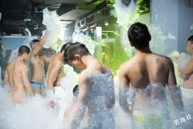 名媛鲜肉撕逼抢男人！限制级同志版《红楼梦》上映 - 51虹马