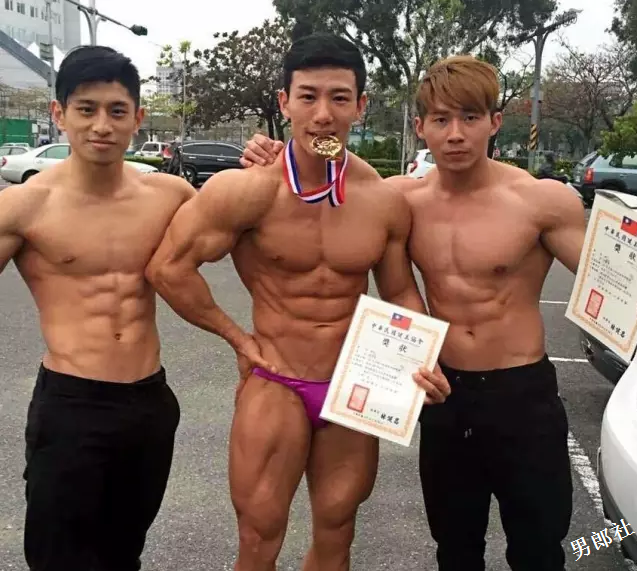 台湾鸭王到KTV当脱衣舞男挣钱！ - 51虹马