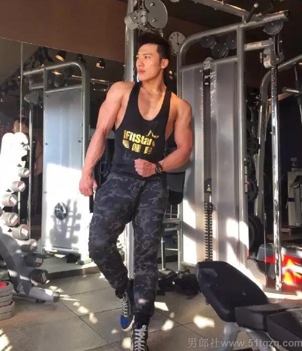 小鲜肉健身教练空挡手把手教你自拍！-51虹马