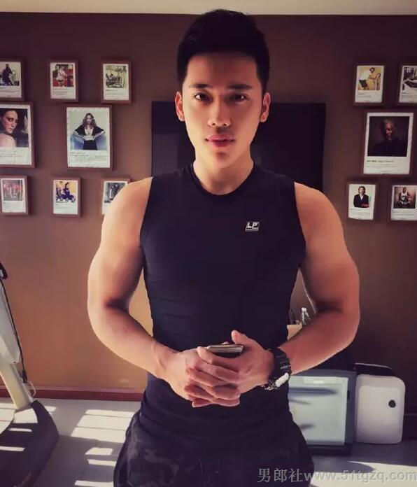 小鲜肉健身教练空挡手把手教你自拍！ - 51虹马