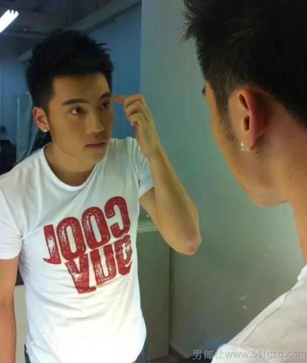 小鲜肉健身教练空挡手把手教你自拍！ - 51虹马