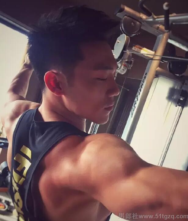 小鲜肉健身教练空挡手把手教你自拍！ - 51虹马