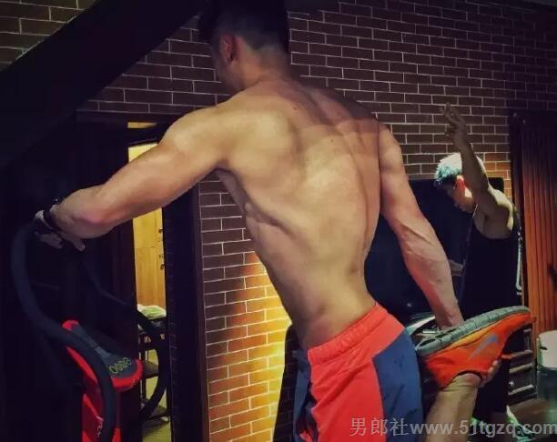 小鲜肉健身教练空挡手把手教你自拍！ - 51虹马