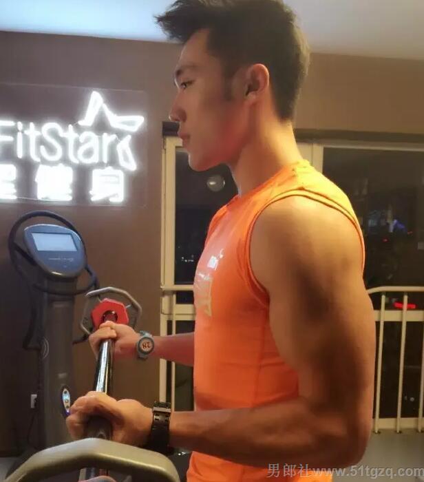 小鲜肉健身教练空挡手把手教你自拍！ - 51虹马