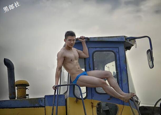 劲霸机车男秀肌肉 - 51虹马