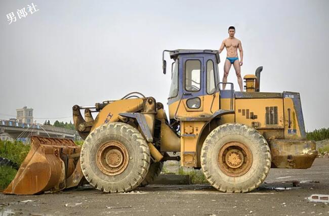 劲霸机车男秀肌肉 - 51虹马