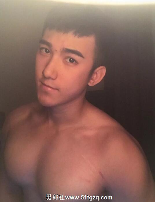 双丁后庭悬空健身，如今的网红帅哥可真奔放厚！ - 51虹马