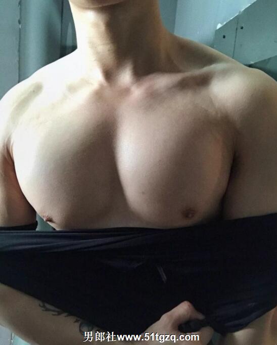 双丁后庭悬空健身，如今的网红帅哥可真奔放厚！ - 51虹马