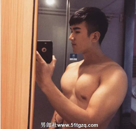 双丁后庭悬空健身，如今的网红帅哥可真奔放厚！ - 51虹马