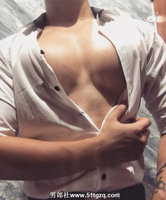 双丁后庭悬空健身，如今的网红帅哥可真奔放厚！ - 51虹马