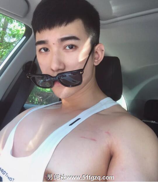 双丁后庭悬空健身，如今的网红帅哥可真奔放厚！ - 51虹马