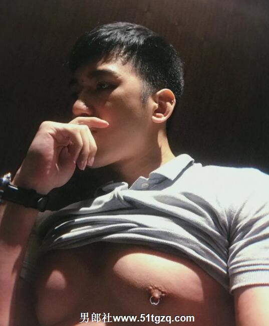 双丁后庭悬空健身，如今的网红帅哥可真奔放厚！ - 51虹马