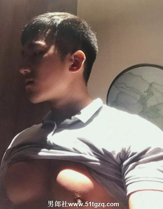 双丁后庭悬空健身，如今的网红帅哥可真奔放厚！ - 51虹马