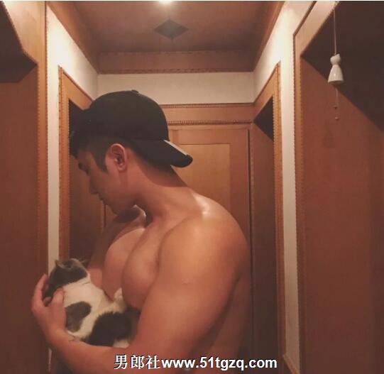 双丁后庭悬空健身，如今的网红帅哥可真奔放厚！ - 51虹马